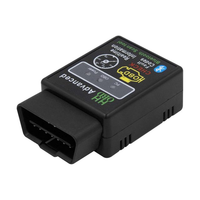 Melns ELM327 Bluetooth adapteris, kas redzams slīpā leņķī; priekšplānā ir 16 kontaktu OBD2 savienotājs