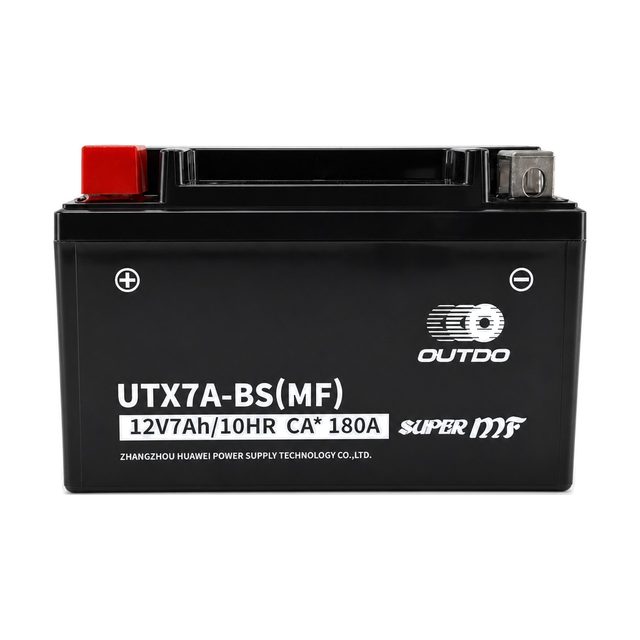 OUTDO UTX7A-BS, YTX7A-BS motocikla akumulators skatā no priekšpuses ar abiem izvadiem