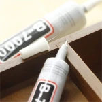 Uso del pegamento B7000 para fijar marcos y cristales en dispositivos