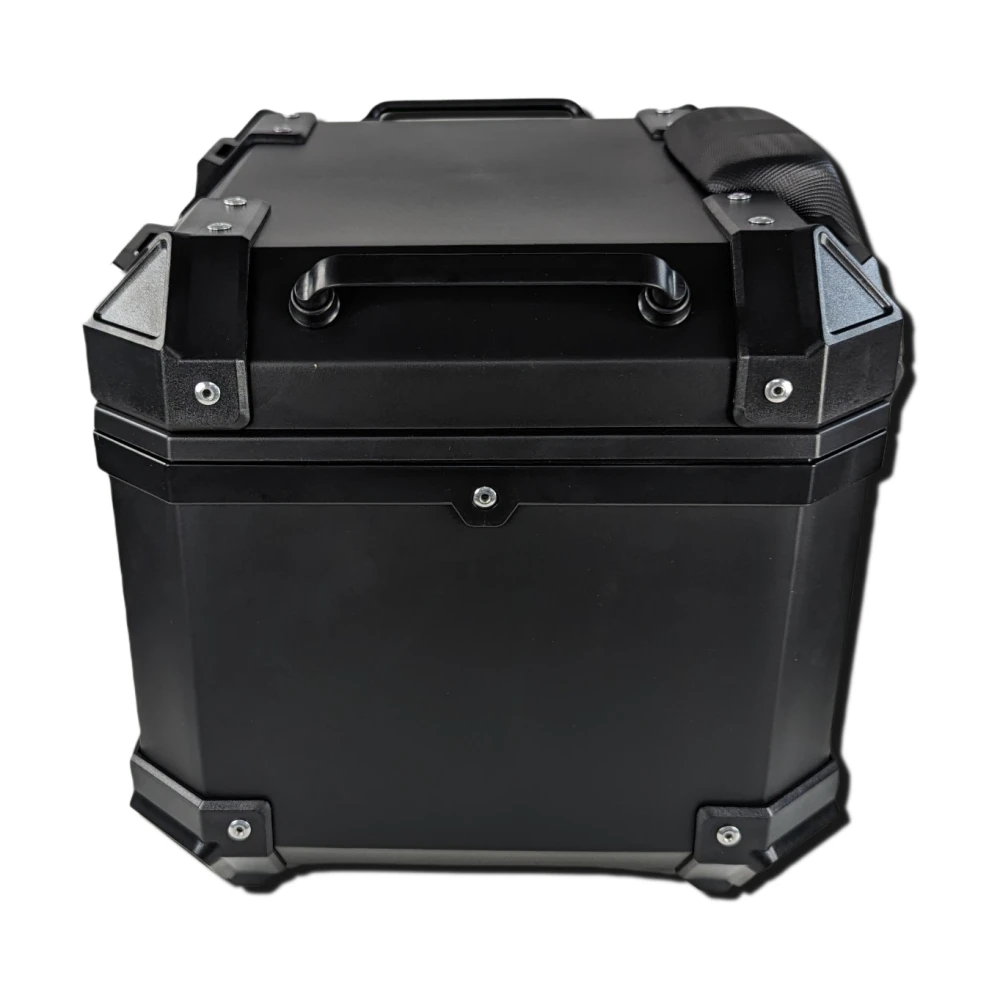 Detalle de la cerradura metálica con llave en baúl de moto universal 36L