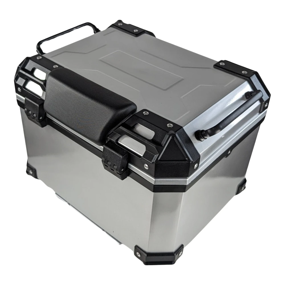 Universāls moto koferis 45L sudraba - kvadrātveida ķiveres kaste 1 ķiverei