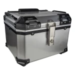 Baúl universal moto 45L plata instalado en motocicleta scooter