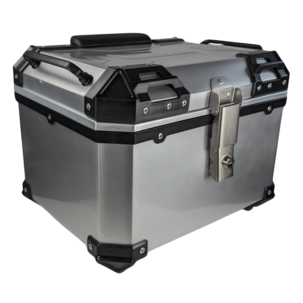 Interior del baúl universal moto 45L plata mostrando espacio para casco