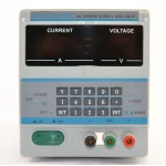 Detalle del display digital de la fuente DPS-305CF