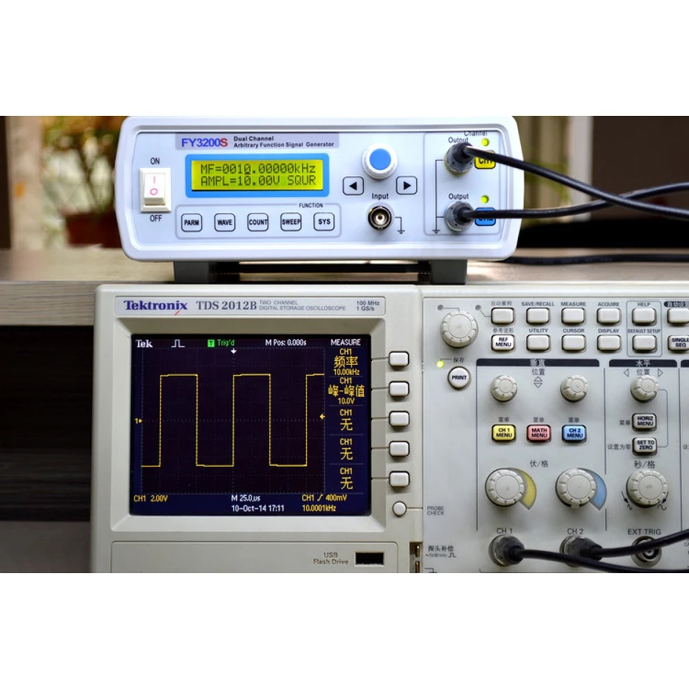 Vista frontal del generador de funciones arbitrario FY3212S 12MHz con controles y pantalla LCD