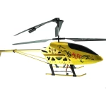Helicoptero RC LH-1202 Dorado mostrando el mando controlador