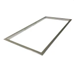 Vista del marco para panel LED 120x30 en instalación de techo fijo