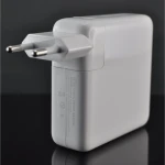 Detalle del conector reversible USB-C del cargador 87W para MacBook Pro 15 pulgadas