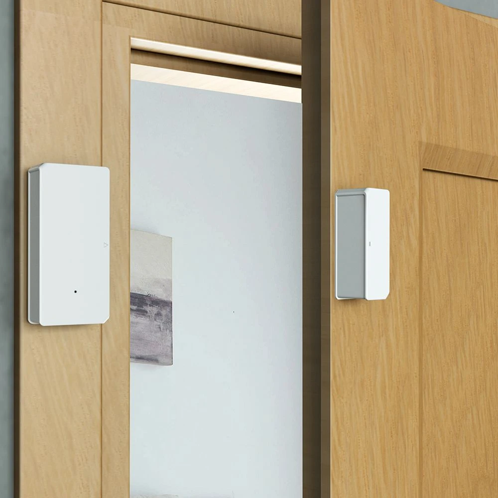 Vista del sensor inalámbrico SONOFF DW2 RF junto a SONOFF Bridge para hogar inteligente
