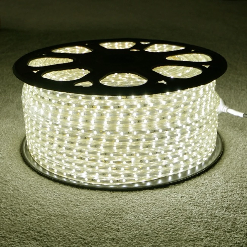 Detalle de tira LED 220V SMD5050 blanco cálido 3000K con protección IP65