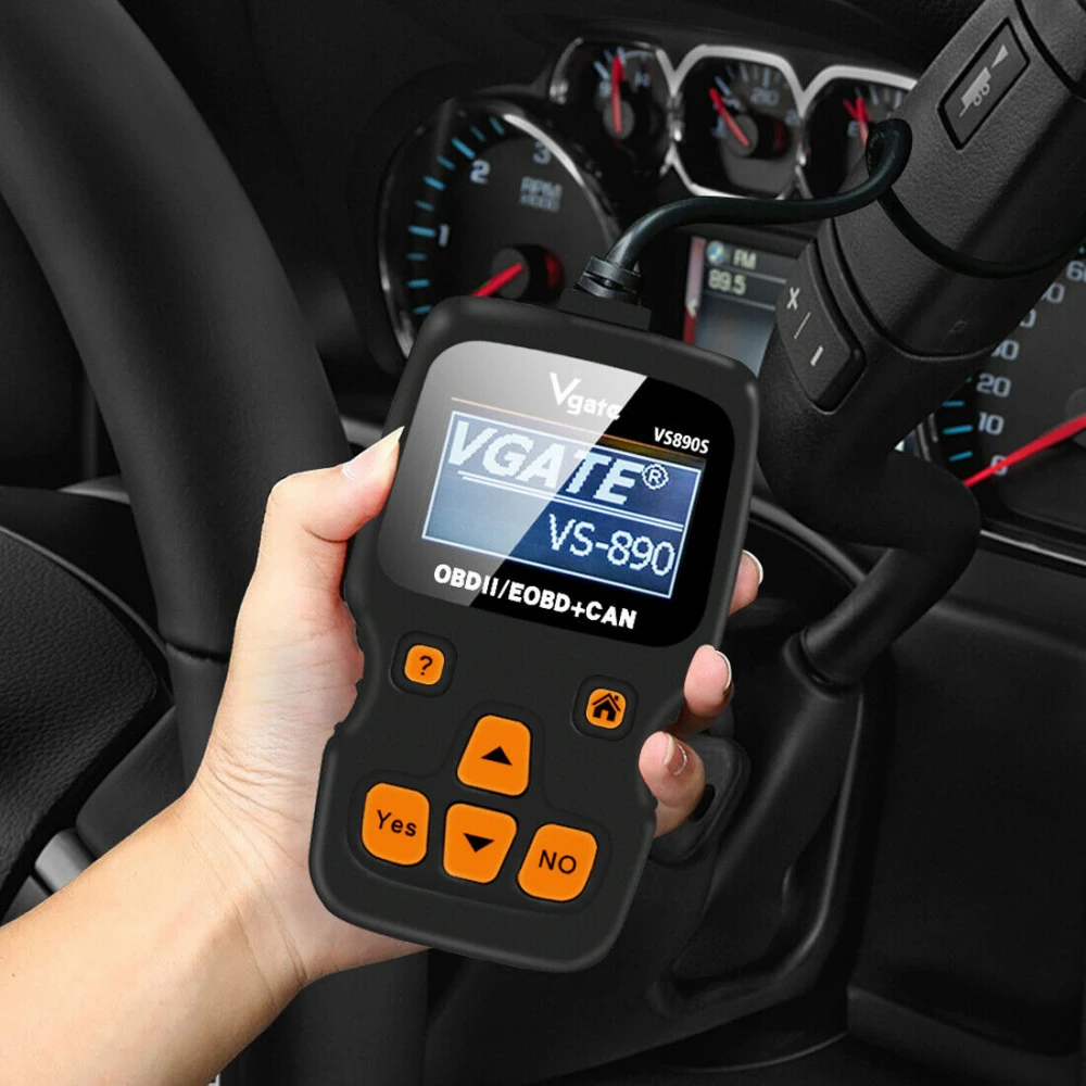 Vista lateral del escáner VS890S OBD2 con pantalla encendida
